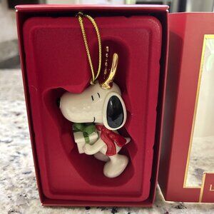 Lenox Peanuts Snoopy With Gift and Golden Antlers Ornament - NEW